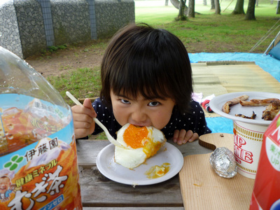 P1030109-at目玉焼き食らうNANA.jpg